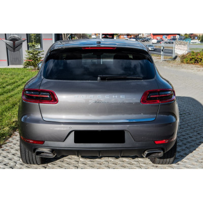 нижня накладка на кришку багажника Porsche Macan