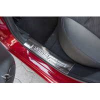 захисні накладки на пороги з написом Nissan Qashqai