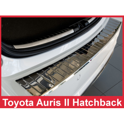 Накладка на бампер із загином та ребрами Toyota Auris II hatchback Facelifting