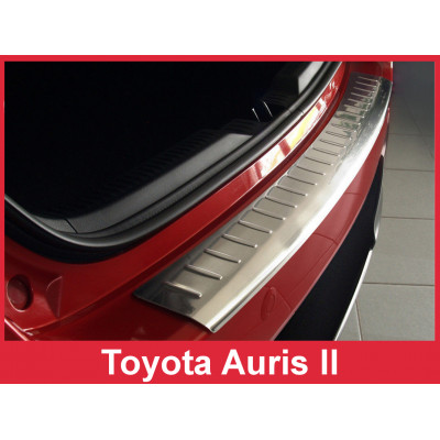 Накладка на бампер із загином Toyota Auris II